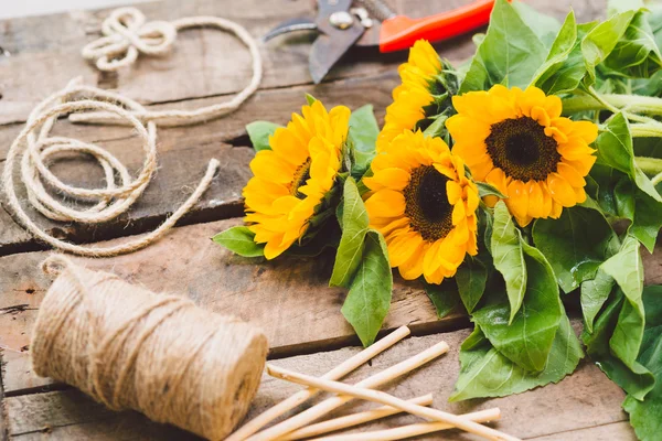 Tavolo in legno di fiorista — Foto Stock