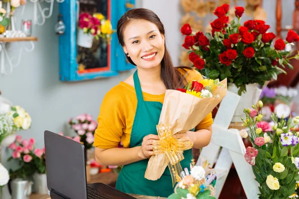 Mooie bloem winkeleigenaar — Stockfoto