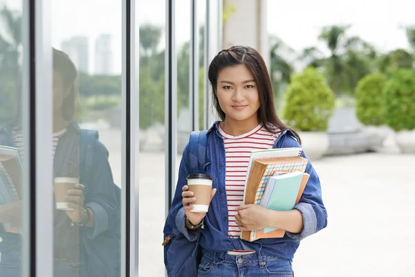 Menina da faculdade com café take-out — Fotografia de Stock