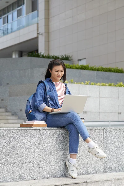 Asiatiska student sitter på stegen — Stockfoto