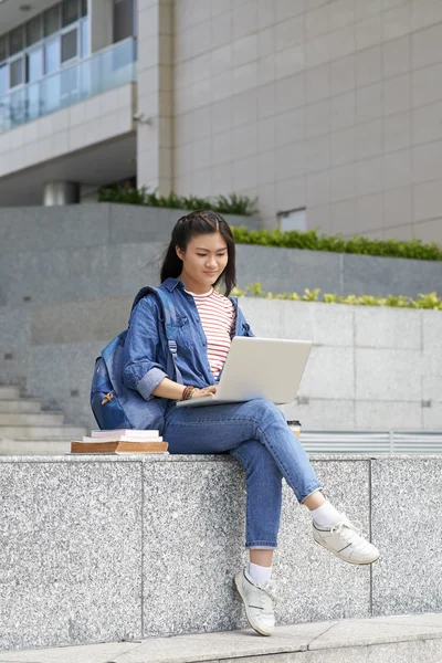 Asiatico studente seduta su passi — Foto Stock