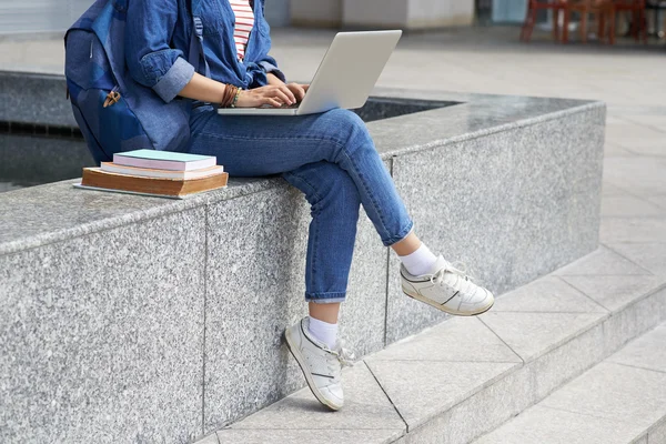 Student sitting working on computer — Stock Photo, Image