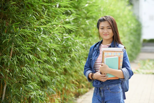 Schoolmeisje in bamboe tuin — Stockfoto