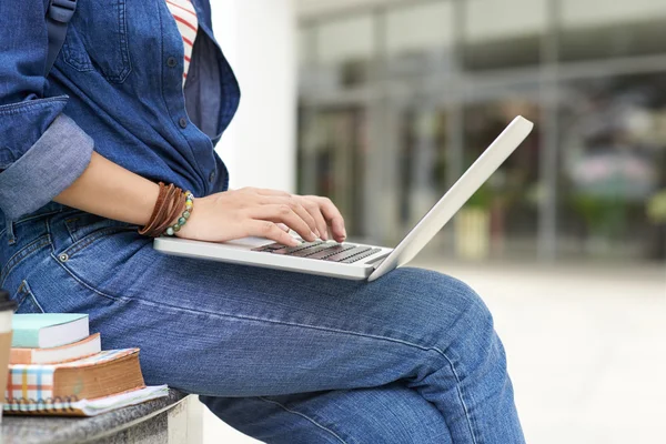 Kobieta korzystająca z laptopa na zewnątrz — Zdjęcie stockowe