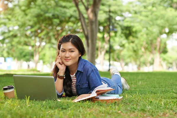 Menina da faculdade no campus — Fotografia de Stock