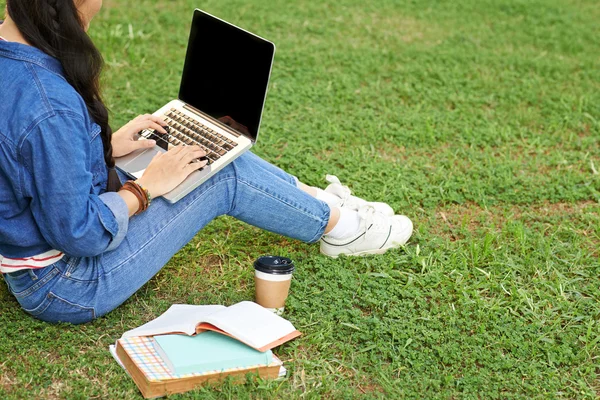 College girl mit laptop — Stockfoto