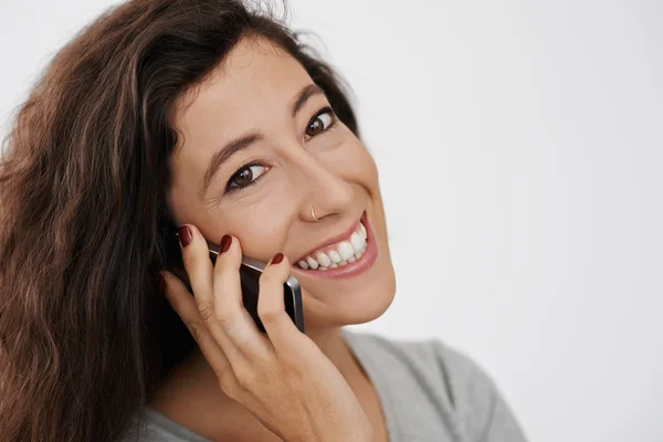 Souriant femme attrayante parler au téléphone — Photo