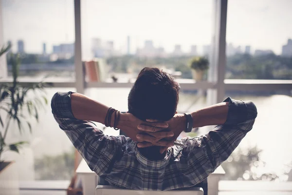 Homem relaxante em sua cadeira — Fotografia de Stock