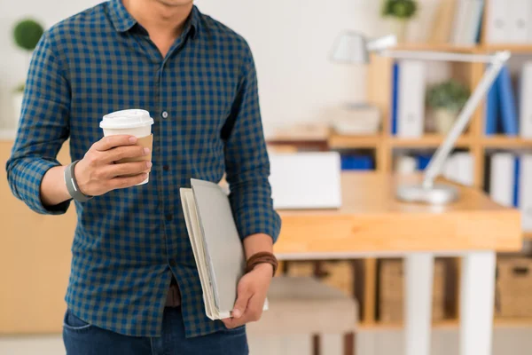 Empresário com café e pastas — Fotografia de Stock