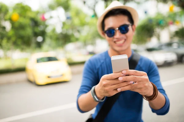Uśmiechnięty mężczyzna młody mówi selfie — Zdjęcie stockowe