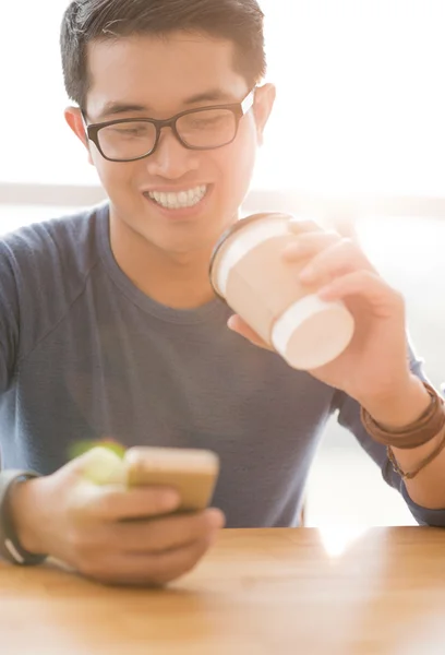 Joven vietnamita bebiendo café —  Fotos de Stock