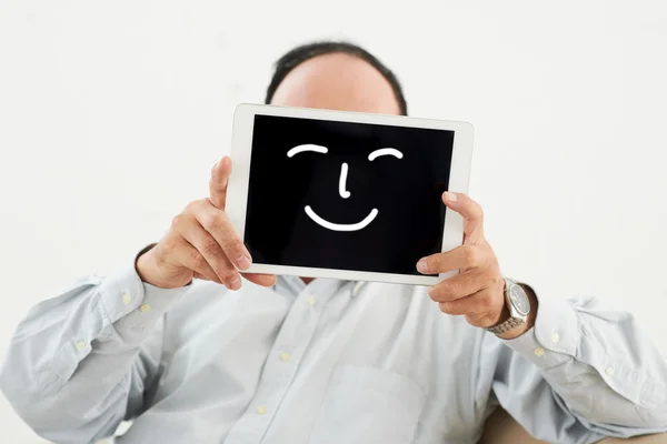 Hombre ocultar la cara detrás de la tableta — Foto de Stock