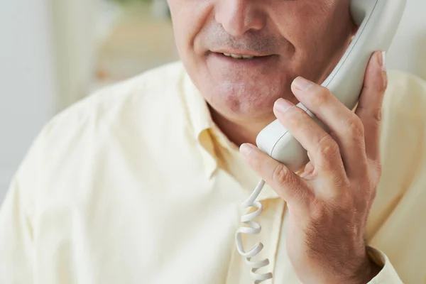 Dojrzały mężczyzna dzwoniący telefon — Zdjęcie stockowe