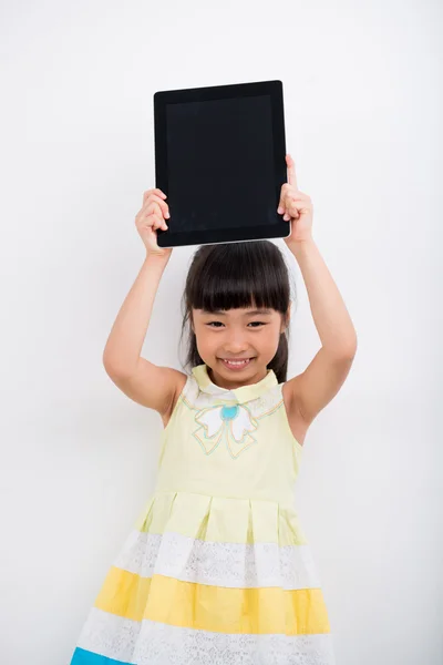 Menina feliz com tablet — Fotografia de Stock