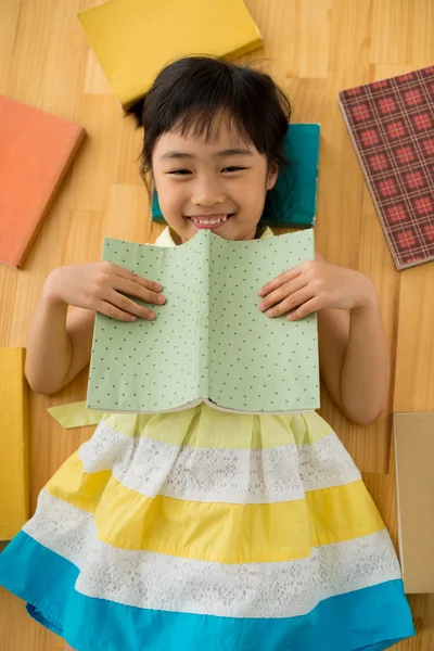 Menina feliz com livros — Fotografia de Stock