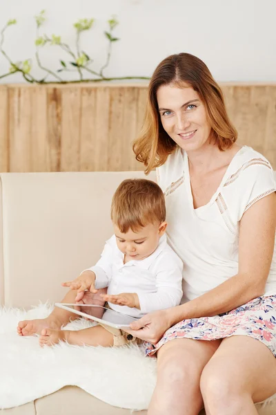 Mãe e filho pequeno com tablet — Fotografia de Stock