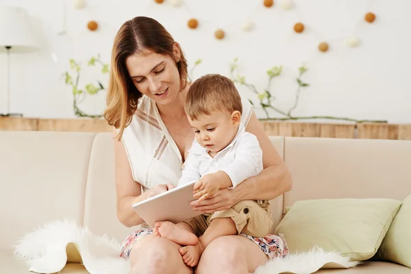 Mãe e filho pequeno com tablet — Fotografia de Stock
