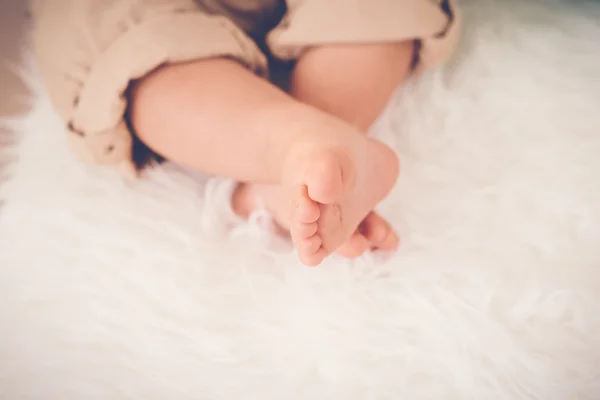 Pequenos pés de bebê recém-nascido — Fotografia de Stock