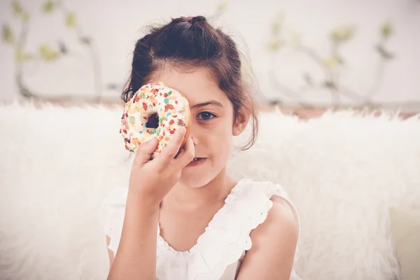 Linda niña con donut —  Fotos de Stock