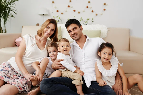 Щаслива сім'я з трьома дітьми — стокове фото