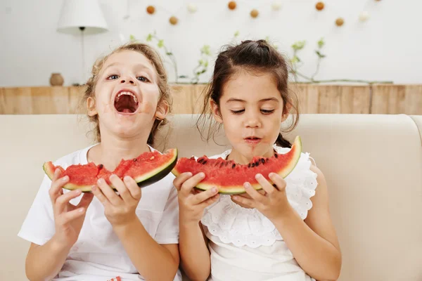 Little sisters äta vattenmelon — Stockfoto