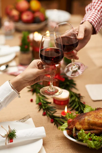 Casal beber vinho no Natal — Fotografia de Stock