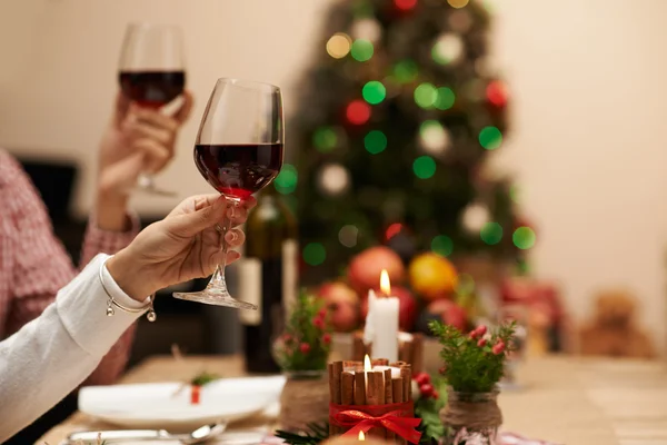 Mãos femininas e masculinas com copos de vinho — Fotografia de Stock