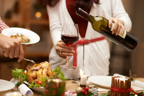 Mulher enchimento copo de vinho — Fotografia de Stock