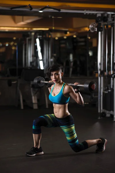 Donna che lavora in palestra — Foto Stock