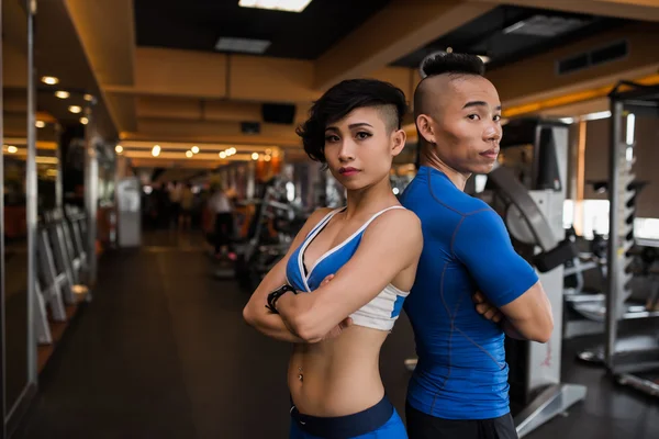 Азиатский молодой спортсмен и женщина — стоковое фото