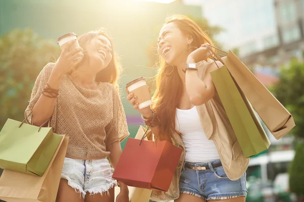 Bonitas mujeres jóvenes con bolsas de compras — Foto de Stock