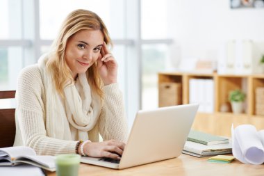 Dizüstü bilgisayar ile güzel kız öğrenci