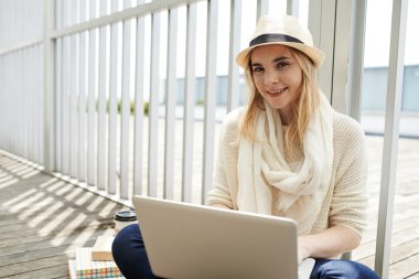 Dizüstü bilgisayarda çalışma güzel kız