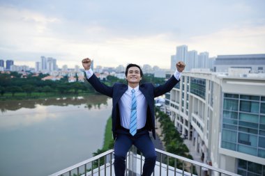 Heyecanlı mutlu Vietnamca işadamı