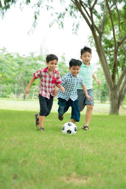 kleine jongens te voetballen
