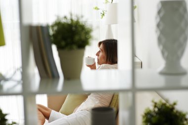 dalgın kadın çay içme