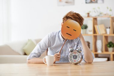 Adam yüzünü emoji ile kaplama