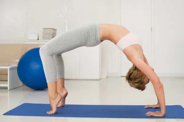 Young woman performing full bridge — Stock Photo, Image