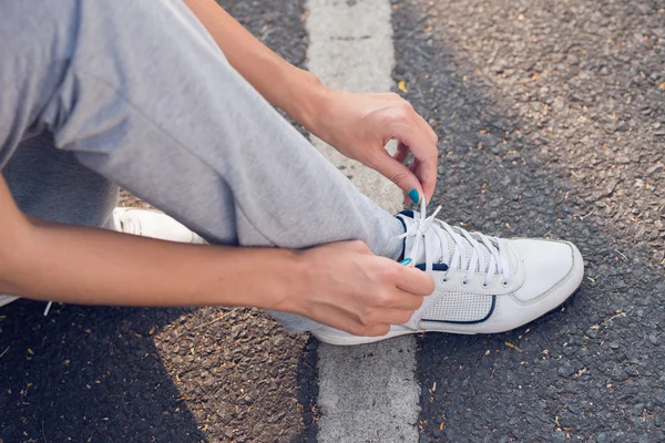 Woman tying shoe laces — Stock Photo, Image