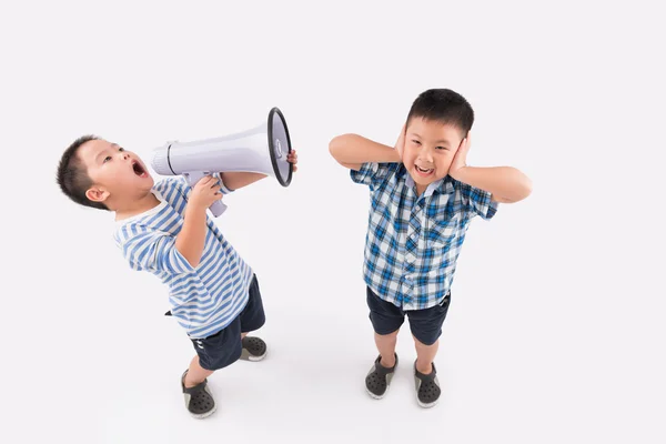 Kleiner Junge brüllt in Megafon — Stockfoto