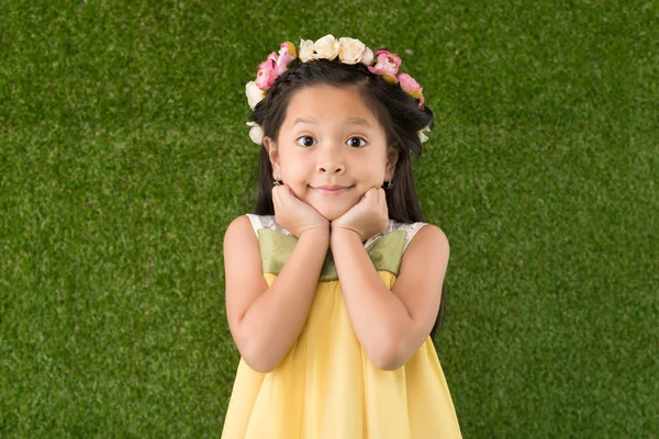 Menina em coroa floral — Fotografia de Stock