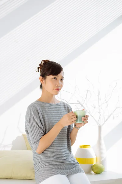 Belle femme japonaise avec une tasse de thé — Photo