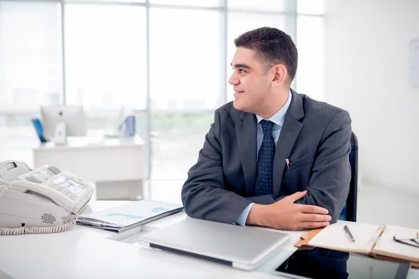 Homme d'affaires souriant sur le lieu de travail — Photo