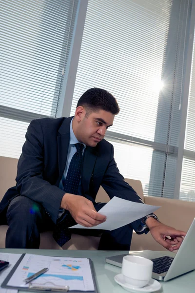 Serious businessman working with papers — Stock Photo, Image