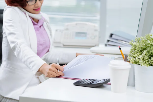 Señora de negocios ocupada — Foto de Stock