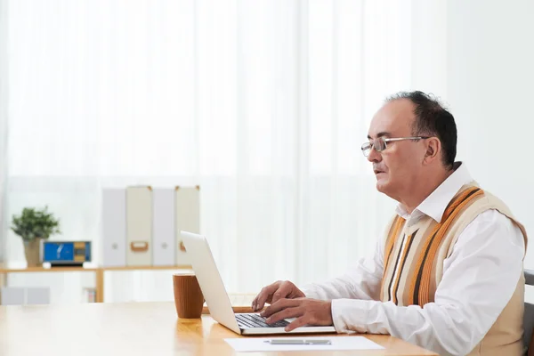 Senior man working on laptop — Stock Photo, Image