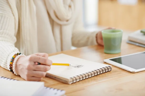 Woman drawing portrait in notepad — Stock Photo, Image