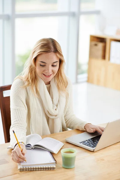 Menina adolescente usando laptop — Fotografia de Stock