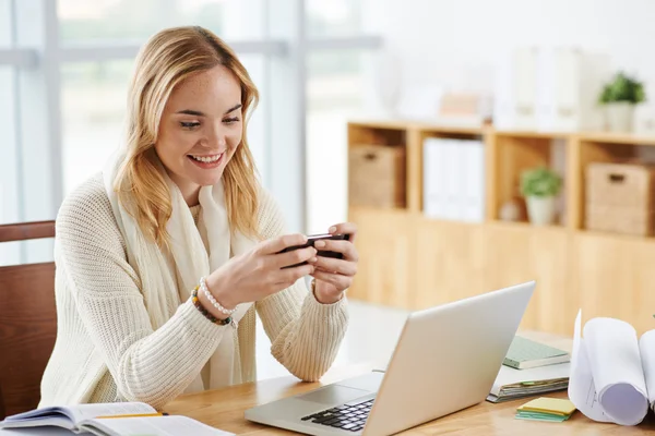 Mujer joven leyendo mensaje de texto — Foto de Stock