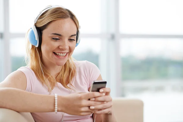 Menina alegre em fones de ouvido — Fotografia de Stock